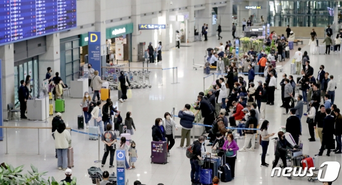 지난달 29일 인천국제공항 입국장에 도착한 관광객들의 모습./사진= 뉴스1