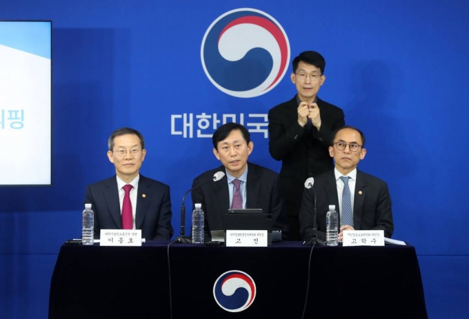 (왼쪽부터)이종호 과학기술정보통신부 장관, 고진 디지털플랫폼정부위원장, 고학수 개인정보보호위원장이 14일 오후 서울 종로구 정부서울청사에서 디지털플랫폼정부 실현계획 합동 브리핑을 하고 있다. /사진=뉴시스