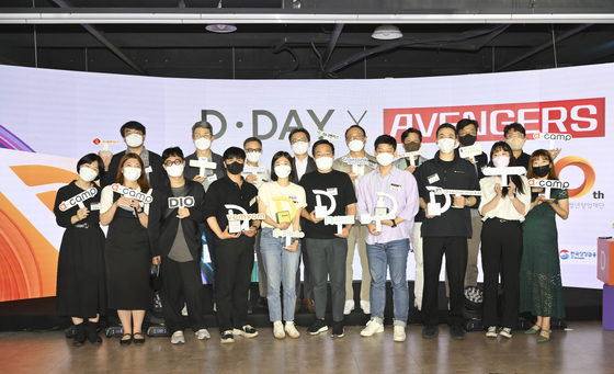 (서울=뉴스1) = 지난 24일 서울 역삼동 은행권청년창업재단 &#039;디캠프&#039;에서 열린 설립 10주년 기념 스타트업 데뷔 무대 &#039;디데이&#039; 행사에서 본선에 오른 참가자와 심사위원들이 함께 기념 촬영을 하고 있다.  125개 기업이 지원했던 이번 디데이에 총 6개 기업이 21대 1의 경쟁률을 뚫고 본선에 올랐다. 그 중 초기기업이 다수 올라와 청년 창업을 돕고 일자리 창출에 기여하자는 재단의 설립 목적을 한층 강조하는 자리를 만들었다. (디캠프 제공) 2022.5.25/뉴스1  
