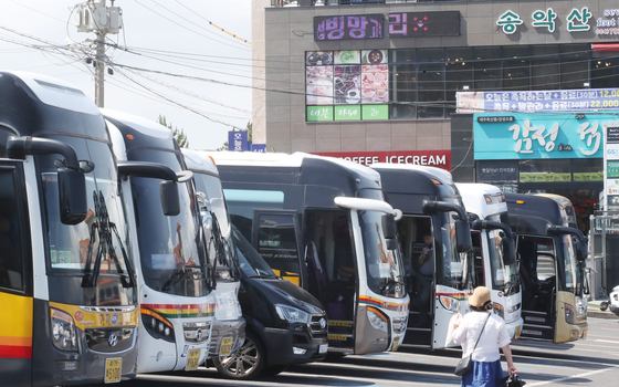 제주 서귀포시 대정읍 송악산 주차장에 관광 버스들이 주차돼 있다. /사진=뉴스1   