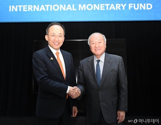 G20 재무장관회의 및 IMF/WB 춘계회의 참석차 미국 워싱턴D.C를 방문한 추경호 부총리 겸 기획재정부 장관(사진 왼쪽)이 13일 (현지시간) 국제통화기금(IMF)에서 스즈키 ��이치 일본 재무장관과 면담에 앞서 기념촬영을 하고 있다.