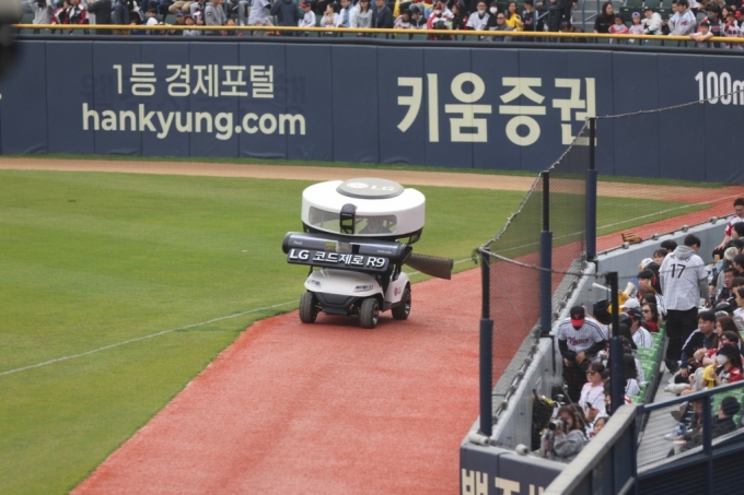 LG트윈스 야구장 누비는 로봇청소기 '코드제로 R9'