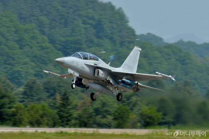 한국항공우주(KAI)가 만든 국산 경공격기 FA-50.