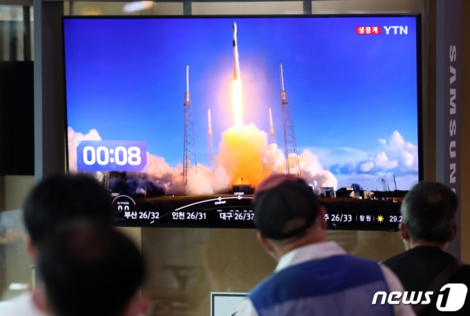 2022년 8월 5일 오전 서울역 대합실에서 시민들이 한국 최초의 달 탐사선 '다누리호' 발사 모습을 방송으로 시청하고 있다.   /사진=뉴스1