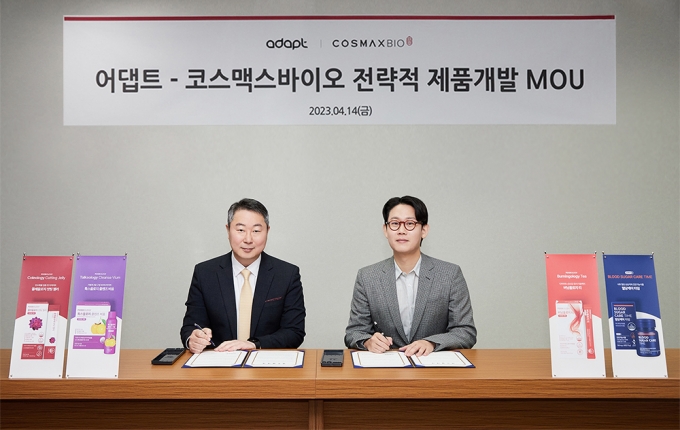 김철희 코스맥스바이오 대표(왼쪽)와 박정하 어댑트 대표가 업무협약을 맺고 있다. /사진=어댑트 제공
