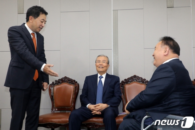 (서울=뉴스1) 황기선 기자 = 김종인 전 국민의힘 비상대책위원장과, 이상민 더불어민주당의원, 금태섭 전 의원이 18일 오후 서울 여의도 국회에서 열린 '다른 미래를 위한 성찰과 모색 포럼'에서 대화를 나누고 있다.   이날 토론은 '한국 정치, 문제와 제언'을 주제로 진행됐다. 2023.4.18/뉴스1  Copyright (C) 뉴스1. All rights reserved. 무단 전재 및 재배포 금지.