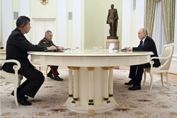 블라디미르 푸틴 러시아 대통령(오른쪽)이 16일(현지시간) 러시아 모스크바 크렘린궁에서 리샹푸 중국 국방부장(왼쪽)과 회담하고 있다. 가운데는 세르게이 쇼이구 러시아 국방부 장관 /AP=뉴시스