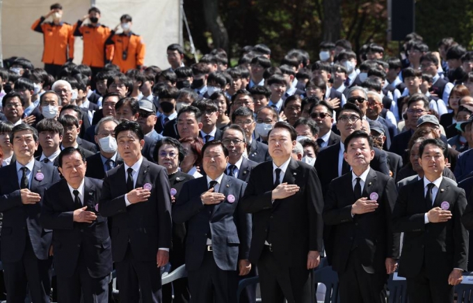 [서울=뉴시스] 전신 기자 = 윤석열 대통령이 19일 서울 강북구 수유동 국립4·19민주묘지에서 열린 제63주년 4·19혁명 기념식에서 국기에 대한 경례를 하고 있다. (대통령실통신사진기자단) 2023.04.19.