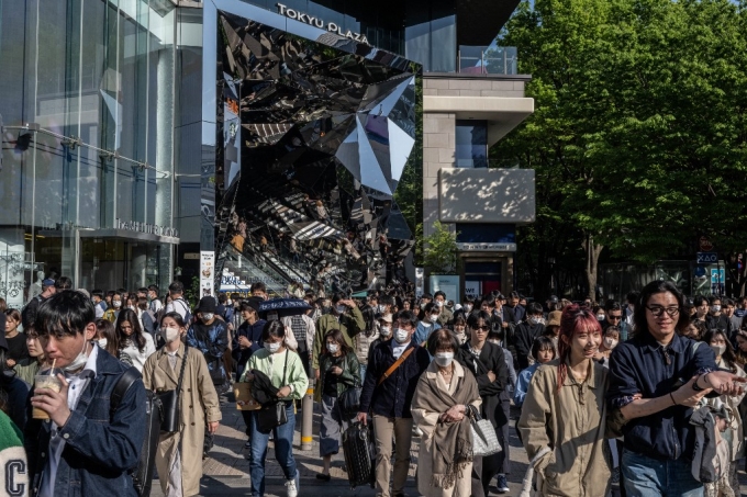 지난 9일(현지시간) '도쿄의 샹젤리제'로 불리는 오모테산도 거리에 쇼핑객이 인산인해를 이루고 있다./AFPBBNews=뉴스1