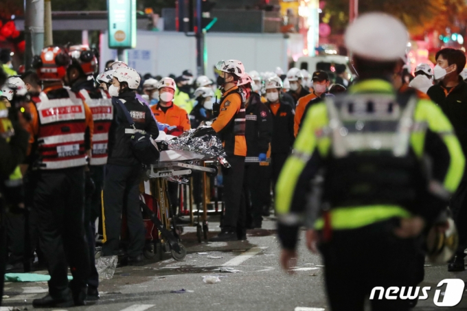 참혹한 사고현장 '충격' 가시기도 전에 출근…경찰·소방관, 특별휴가 생긴다 - 머니투데이 참혹한 사고현장 '충격' 가시기도 전에 출근…경찰·소방관, 특별휴가 생긴다 - 머니투데이