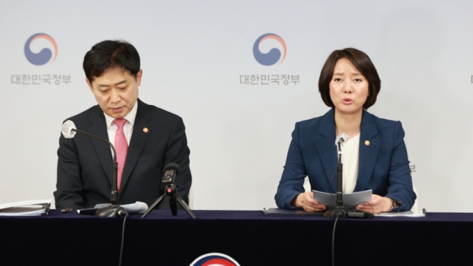 이영 중소벤처기업부 장관(오른쪽)과 김주현 금융위원회 위원장(왼쪽)은 20일 오전 서울 종로구 정부서울청사에서 '혁신 벤처?스타트업 자금지원 및 경쟁력 강화 방안'을 발표하고 있다. /사진제공=중기부