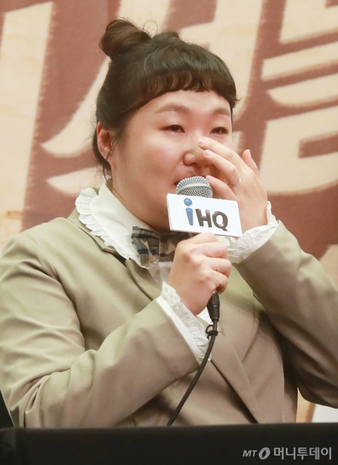 코미디언 이수지가 20일 오후 서울 상암동 스탠포드 호텔에서 진행된 IHQ 예능 '맛있는 녀석들' 제작발표회에 참석해 질문에 답하고 있다. /2023.04.20 /사진=이동훈 기자 photoguy@
