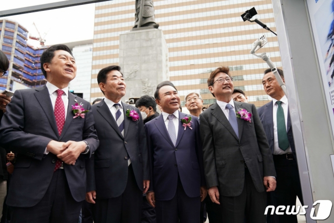 (서울=뉴스1) 사진공동취재단 = 김기현 국민의힘 대표(왼쪽부터), 김진표 국회의장, 윤홍근 한국사진기자협회 자문위원장·제너시스 BBQ그룹 회장, 박보균 문화체육관광부 장관이 20일 서울 종로구 광화문 광장에서 열린 '제59회 한국보도사진전 개막식'에 참석해 전시된 사진을 보고 있다. 2023.4.20/뉴스1  Copyright (C) 뉴스1. All rights reserved. 무단 전재 및 재배포 금지.