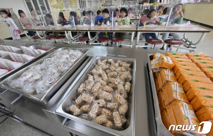 학교 비정규직 노동자들이 총파업에 돌입한 31일 서울의 한 초등학교에서 학생들이 대체급식을 먹고 있다. 2023.3.31/뉴스1  Copyright (C) 뉴스1. All rights reserved. 무단 전재 및 재배포 금지.