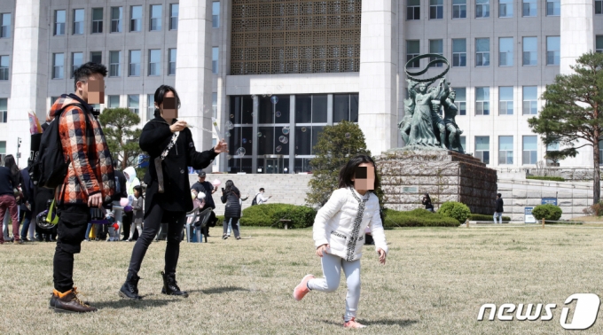 9일 서울 영등포구 여의도 국회에서 코로나19로 중단된 지 4년 만에 열린 2023 국회개방행사에서 관람객들이 즐거운 시간을 보내고 있다. /사진=뉴스1