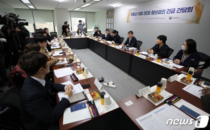 이기일 보건복지부 제1차관이 지난달 4일 오전 서울 중구 한국보건복지인재원 서울교육센터에서 열린 저출산 대응 2030 청년과의 긴급 간담회에 참석해 발언하고 있다. /사진=뉴스1