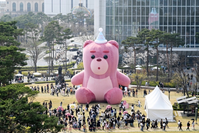 지난 1일 잠실 롯데월드타워 야외광장에서 열린 초대형 공공전시 '어메이징 벨리곰'에 방문한 관람객들이 기념사진을 촬영하고 있다./사진= 롯데홈쇼핑