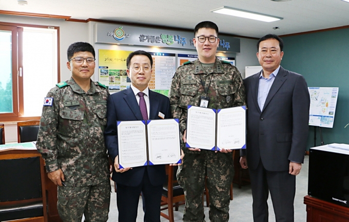 강영구 나주시 부시장(왼쪽 2번째)와 조인식 육군 김천일대대 대대장(오른쪽 2번째)이 업무 협약 후 기념 촬영 했다. /사진제공=나주시.