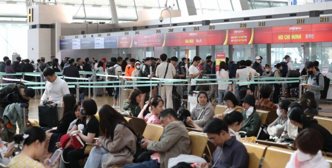 3일 오전 인천국제공항 제1터미널 출국장이 이용객들로 붐비고 있다.  2023.04.03./사진제공=뉴시스