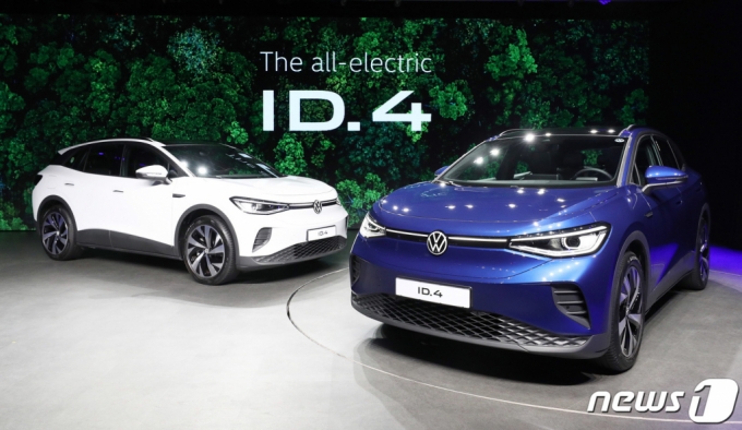 (=1) ڼ  = ٰڸư 15  Ÿ Ŀ ȣڿ ù °   SUV &#039;The all electric ID.4&#039; ̵縦  ID.4 ϰ ִ.  ID.4 ٰ   ÷ MEB  ź IDйи ù ° SUV 150kW ְ  ϴ ȿ   82kWh  ͸ ž ޼  36и 80% ϰ 1ȸ  405km  Ÿ Ѵ. 2022.9.15/1  Copyright (C) 1. All rights reserved.     .