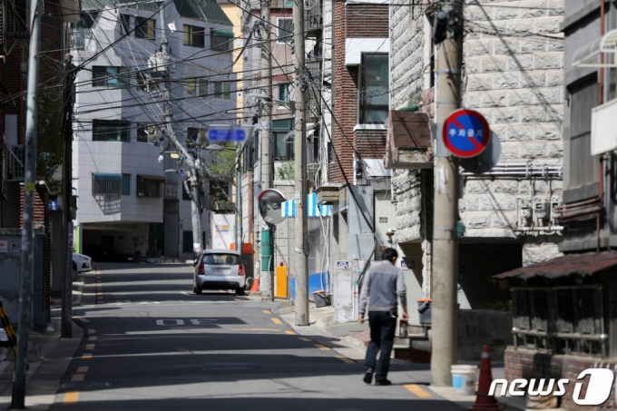 (서울=뉴스1) 이승배 기자 = 계약만기때 보증금을 제때 돌려받지 못하는 이른바 '깡통전세' 위험군이 23만호 이상이라는 분석이 나왔다.  사진은 21일 서울 강서구 화곡동의 빌라 밀집지역. 2023.4.21/뉴스1  Copyright (C) 뉴스1. All rights reserved. 무단 전재 및 재배포 금지.