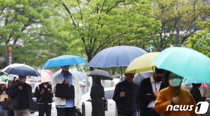 **자료 사진 비가 내리는 지난 18일 오전 서울 여의도역 인근에서 시민들이 우산을 쓰고 발걸음을 옮기고 있다. /사진= 뉴스1