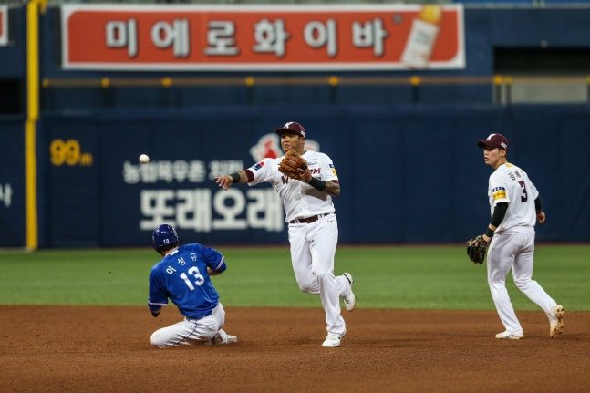 강정호 이후 10년 만에 '유격수 0실책'... 돌아온 러셀, WS 우승 명품 수비+득타율도 무려 7할 - 머니투데이 강정호 이후 10년 만에 '유격수 0실책'... 돌아온 러셀, Ws 우승 명품 수비+득타율도 무려 7할 - 머니투데이