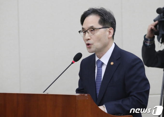 (서울=뉴스1) 임세영 기자 = 한기정 공정거래위원장이 6일 오후 서울 여의도 국회에서 열린 정무위원회 전체회의에서 독점규제 및 공정거레 관한 법률 외2개 법률 일부개정법률안에 대한 제안설명을 하고 있다. 2023.4.6/뉴스1 Copyright (C) 뉴스1. All rights reserved. 무단 전재 및 재배포 금지.