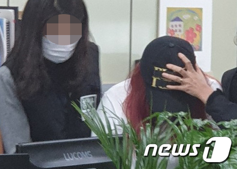 (광주=뉴스1) 전원 기자 = 30대 남성이 10대 의붓딸을 살해하고 시신을 유기한 사건과 관련해 30일 오전 광주 동부경찰서에서 범행에 공모한 것으로 드러난 친모가 긴급체포돼 압송되고 있다.2019.4.30/뉴스1
