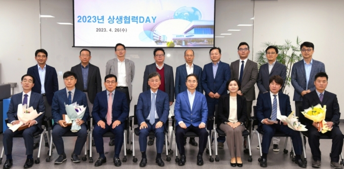 장덕현 삼성전기 사장(앞줄, 오른쪽에서 네번째)이 '상생협력데이'에서 기념사진을 촬영하고 있다/사진제공=삼성전기