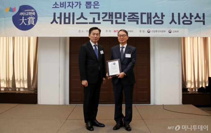 아이엔지알 피재호 대표(오른쪽)가 &#039;2023 소비자가 뽑은 서비스고객만족대상&#039; 수상 후 머니투데이 정희경 대표(왼쪽)와 함께 기념촬영을 하고 있다./사진=김휘선 기자 hwijpg@   