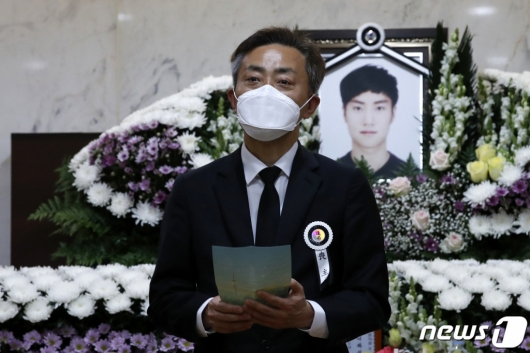 2021년 5월 5일 오전 서울 서초구 서울성모병원에서 고(故) 손정민군의 발인을 앞두고 아버지 손현씨가 아들에게 보내는 편지를 낭독하다 눈시울을 붉히고 있다. /사진=뉴스1