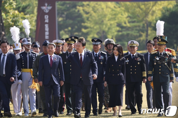 (서울=뉴스1) 안은나 기자 = 윤석열 대통령과 김건희 여사가 1일 충남 계룡대 대연병장에서 열린 제74주년 국군의 날 기념행사에 입장하고 있다. (대통령실 제공) 2022.10.1/뉴스1 Copyright (C) 뉴스1. All rights reserved. 무단 전재 및 재배포 금지.