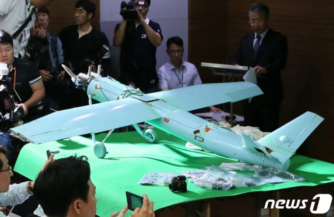 (서울=뉴스1) = 북한 무인기 여러 대가 26일 군사분계선(MDL)을 넘어 우리 영공을 침입했으며 이중 1대는 서울 시내 상공에 진입했다가 빠져나갔다. 북한 무인기의 우리 영공 침범이 공식 확인된 건 2017년 6월 이후 5년6개월 만이다. 사진은 2017년 6월9일 강원도 인제군 야산에서 발견된 북한 소형 무인기. (뉴스1 DB) 2022.12.26/뉴스1 Copyright (C) 뉴스1. All rights reserved. 무단 전재 및 재배포 금지.