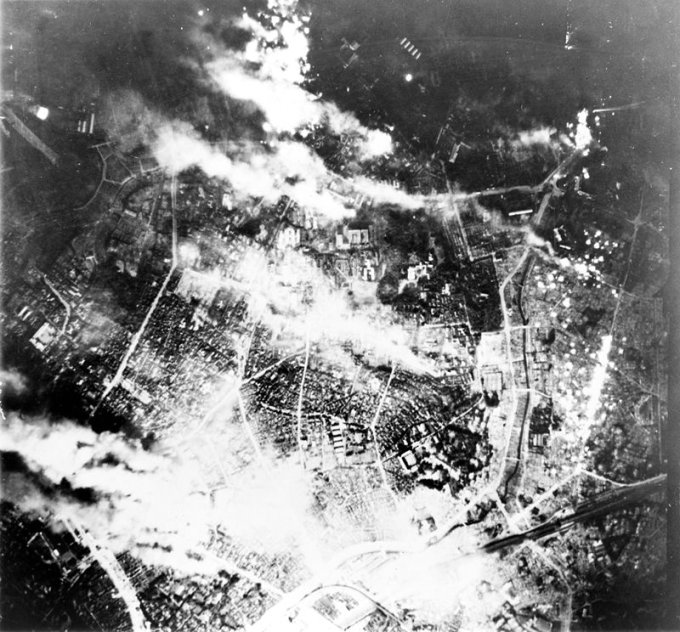 2차 세계 대전 당시 미 육군 항공대가 공습한 도쿄. /사진제공=미군 