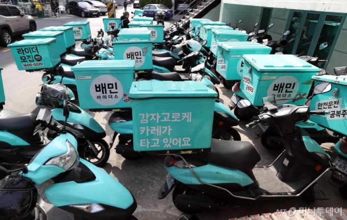  6일 서울 마포구 배민라이더스 중부지사에 배달 오토바이가 줄지어 서있다. &#039;배달의 민족&#039; 운영사인 우아한 형제들은 이달 1일부터 광고수수료를 기존 월 8만8000원 정액에서 건당 부과방식인 정률제(매출의 5.8%)로 변경하면서 독점 횡포 논란에 휩싸이자 &quot;일부 업소가 시장을 독식하는 &#039;깃발꽂기&#039; 폐해를 줄이기 위해 새 요금체계를 도입했으나 자영업자의 힘든 상황을 두루 살피지 못했다&quot;며 사과문을 발표했다. /사진=이기범 기자 leekb@