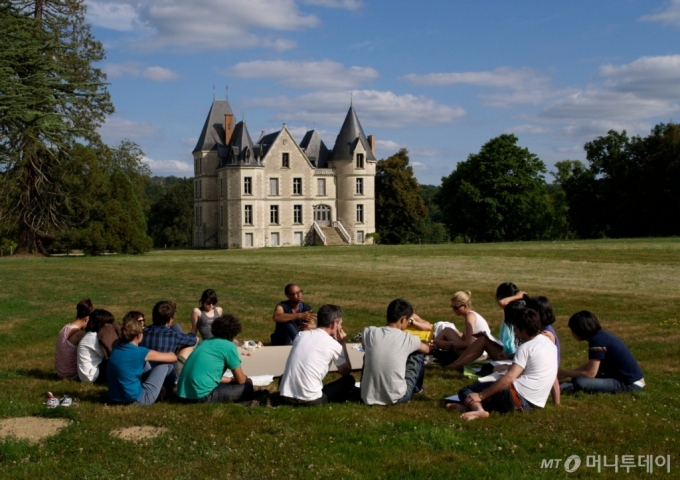 프랑스 레삭에 위치한 보부쉐(Domaine de Boisbuchet). 보부쉐는 디자인과 건축을 위한 국제연구센터로, 스위스의 유명한 비트라 디자인 뮤지엄과 협업하여 다양한 분야의 커리큘럼을 개설, 매년 미술업계 디자이너 및 전공학생들을 대상으로 운영 되는 국제 디자인 워크숍이다. /사진제공=한화문화재단