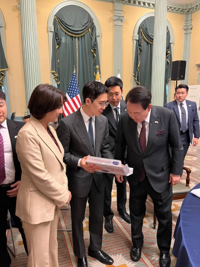 임재원 고피자 대표(사진 가운데)가 윤석열 대통령과 이영 중기부 장관에게 고피자에 대해 설명하고 있다