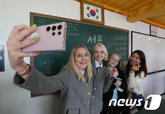 외국인 관광객들이 지난달 30일 오후 서울 종로구 광화문광장에서 열린 서울페스타 2023에서 한국 교복을 입고 기념 촬영을 하고 있다./사진=뉴스1