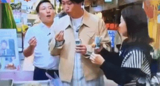 지난 2일 일본 TBS 아침 정보 프로그램 '러빗!' 방송분에서 한국 망원시장을 찾은 야마조에 히로시(37)가 침 묻은 꼬치로 닭강정을 집어 먹는 모습이 포착됐다. /영상=일본 TBS '러빗!'