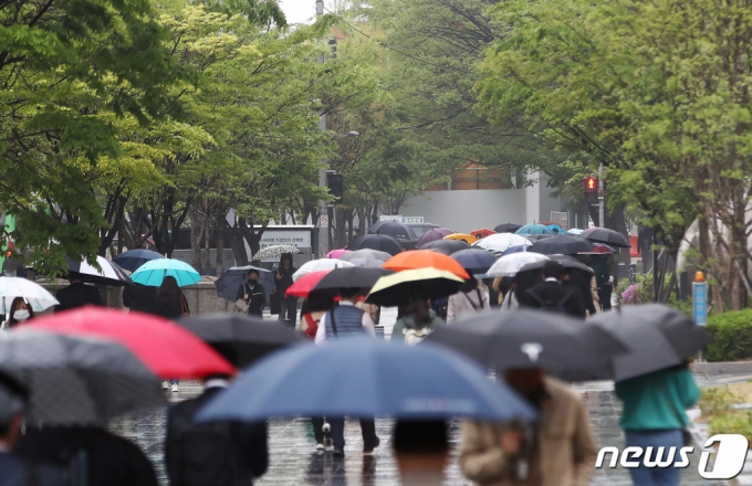 비가 내리는 지난달 18일 서울 여의도역 인근에서 시민들이 우산을 쓰고 발걸음을 옮기고 있다./사진=뉴스1