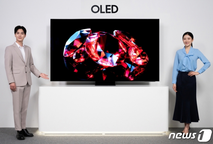 (서울=뉴스1) = 삼성전자가 Neo QLEDㆍOLED 등 2023년형 TV 신제품을 9일 국내 시장에 공식 출시, 서초사옥 다목적홀에서 2023년 신제품 전 라인업을 공개하고 미디어와 인플루언서 대상 제품 소개와 체험 행사를 진행했다.   삼성전자 모델이 올해 국내 시장에 첫 선을 보이는 삼성 OLED를 소개하고 있는 모습. (삼성전자 제공) 2023.3.9/뉴스1  Copyright (C) 뉴스1. All rights reserved. 무단 전재 및 재배포 금지.