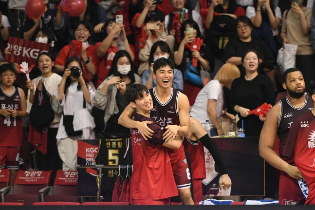 환호하는 KGC인삼공사 선수단./사진=KBL