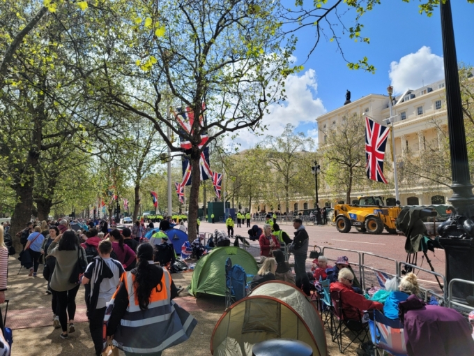 지난5일(현지시간) 영국 런런 버킹엄궁 앞. 찰스3세 국왕 대관식을 보기위해 하루 앞서 텐트를 치고 기다리는 사람들 모습./사진= 정진우 기자