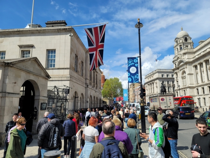 영국 런던 웨스터민스터 사원에서 버킹엄궁으로 이어진 길. 수많은 관광객들이 영국 찰스3세 국왕의 대관식 행사장을 구경하고 있다./사진=정진우 기자