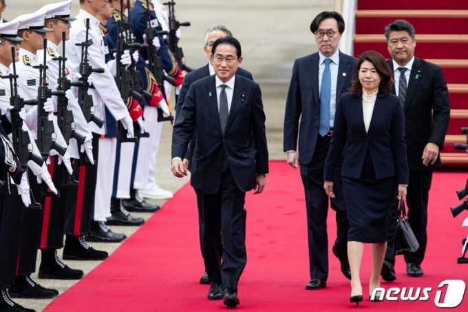 기시다 후미오(岸田文雄) 일본 총리 내외가 7일 경기 성남시 서울공항에 도착해 이동하고 있다.  기시다 총리는 도착 직후 국립현충원을 방문한 뒤 용산 대통령실에서 윤석열 대통령과 한일 정상회담에 임할 계획이다. 일본 총리가 양자 정상회담을 위해 우리나라를 찾는 건 지난 2011년 10월 노다 요시히코(野田佳彦) 당시 총리 이후 이번이 12년 만이다. /사진=뉴스1