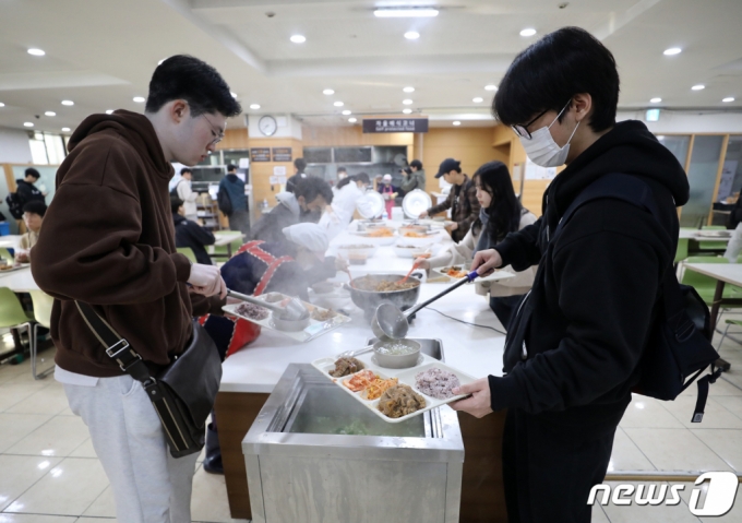 (서울=뉴스1) 김진환 기자 = 고려대학교 학생들이 20일 오전 서울 성북구 안암로 고려대 학생회관 내 식당에서 판매하는 ‘천원의 아침밥’을 자율배식하고 있다.   ‘천원의 아침밥’은 방학 기간을 제외한 학기 중 평일에 교내 학생식당(학생회관 식당, 애기능생활관 식당) 두 곳에서 진행된다. 1학기 시행은 종강일인 6월 21일까지, 2학기는 9월 1일부터 12월 21일까지 계속된다. 2023.3.20/뉴스1  Copyright (C) 뉴스1. All rights reserved. 무단 전재 및 재배포 금지.