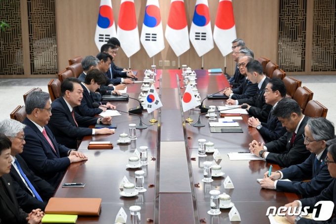 윤석열 대통령과 기시다 후미오 일본 총리가 7일 서울 용산 대통령실 청사에서 확대 회담을 하고 있다. /사진제공=대통령실./사진=뉴스1.