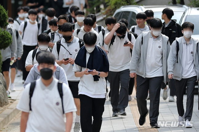 지난해 5월25일 오후 서울 시내 한 중학교 앞에서 학생들이 하교하고 있다./사진=뉴시스 