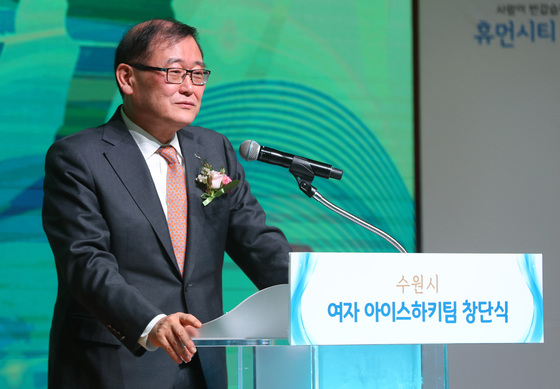 HL Group Chairman Chung Mong-won, former MBC anchor Baek Ji-yeon and in ...